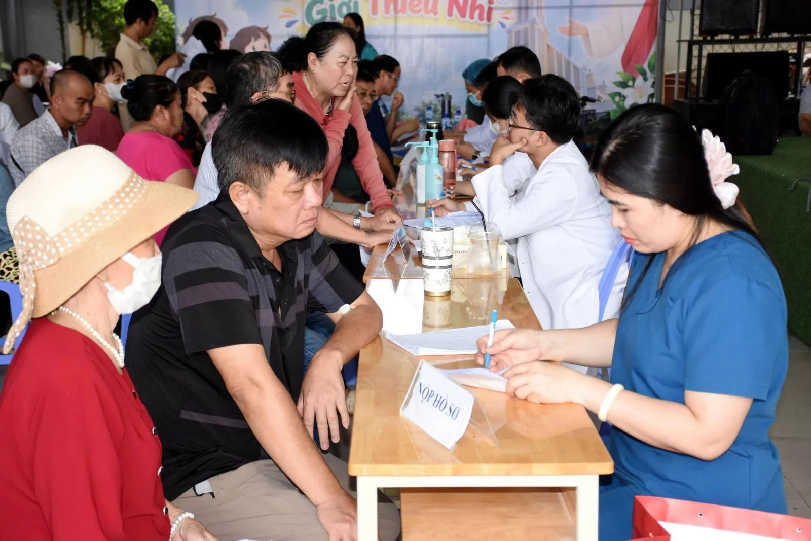 Nhân viên y tế tiếp nhận, hướng dẫn người dân tại bàn khám