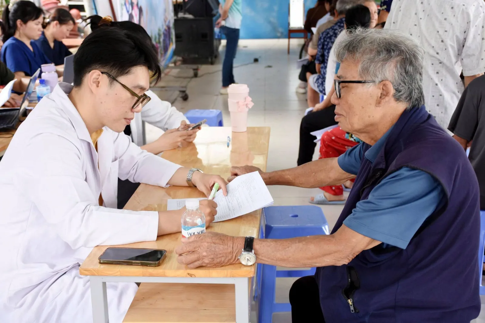Bác sĩ thăm khám, tư vấn sức khỏe cho người cao tuổi