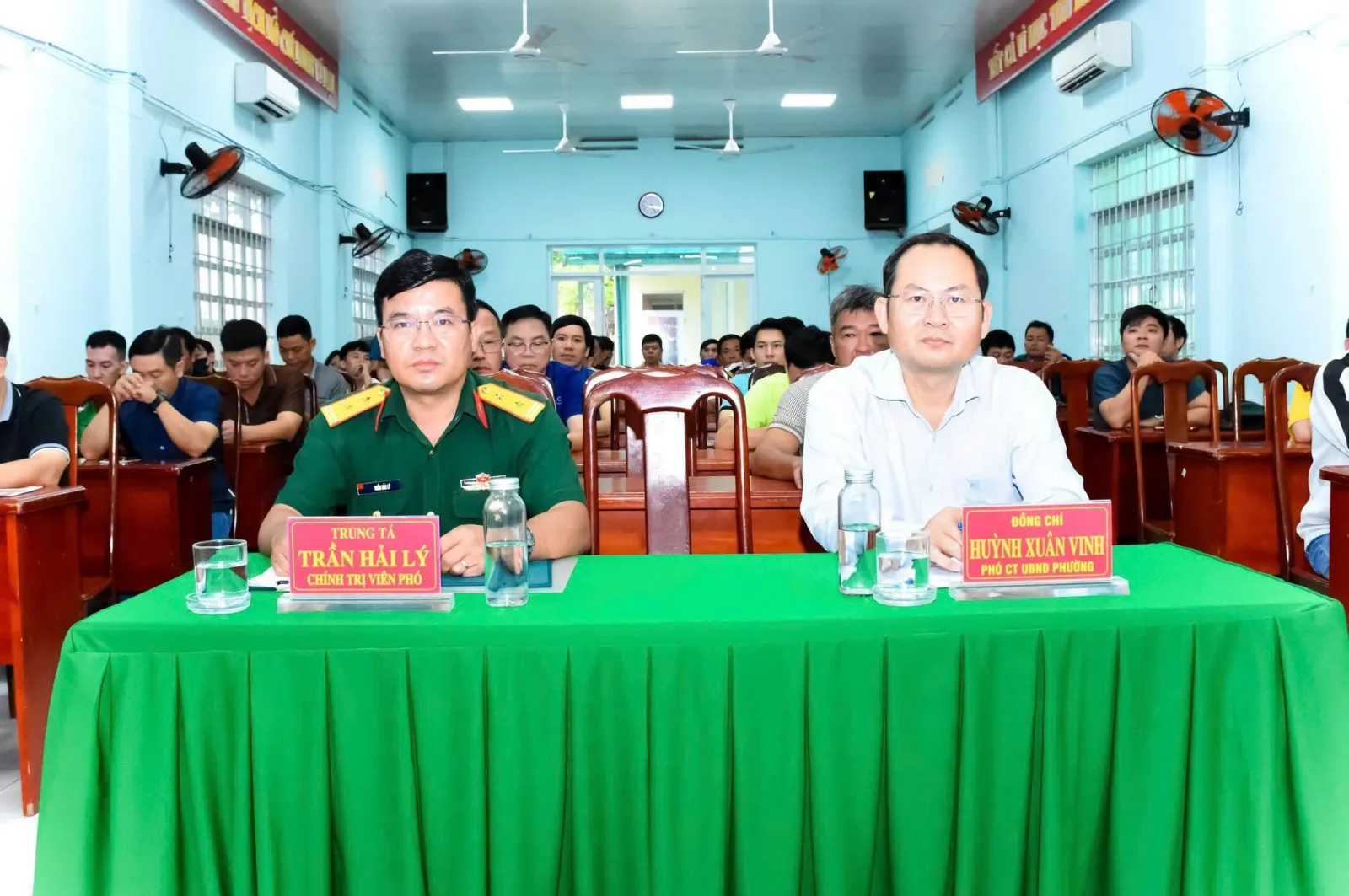Đồng chí Huỳnh Xuân Vinh, Phó Chủ tịch UBND phường (bên phải) dự buổi sinh hoạt