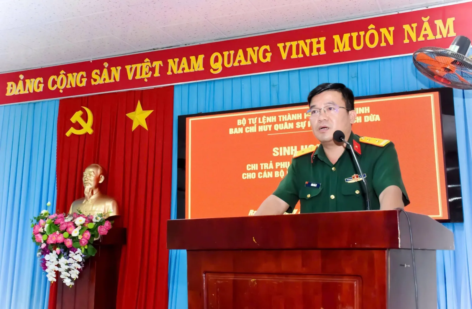 Cán bộ Ban Chỉ huy Quân sự phường thông tin, quán triệt nội dung tại buổi sinh hoạt