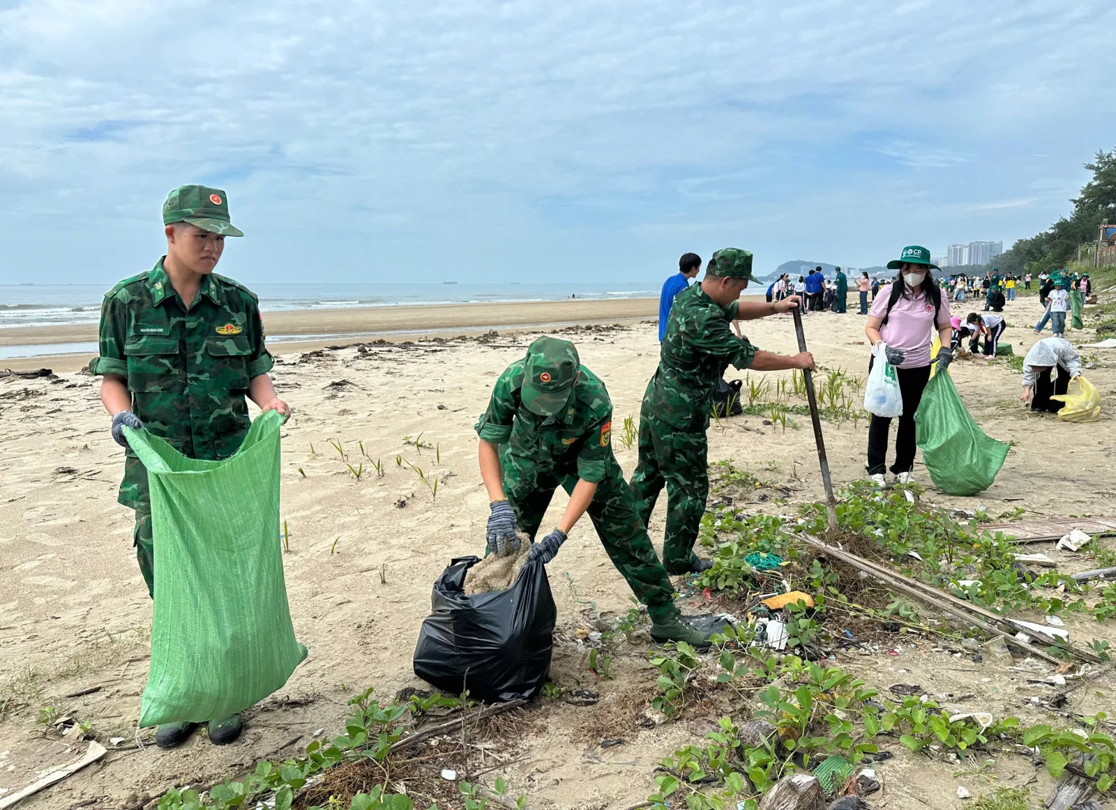 Bộ đội biên phòng cùng đoàn viên làm sạch 2km bờ biển, tổ chức gom chai nhựa đổi quà ở TP.HCM