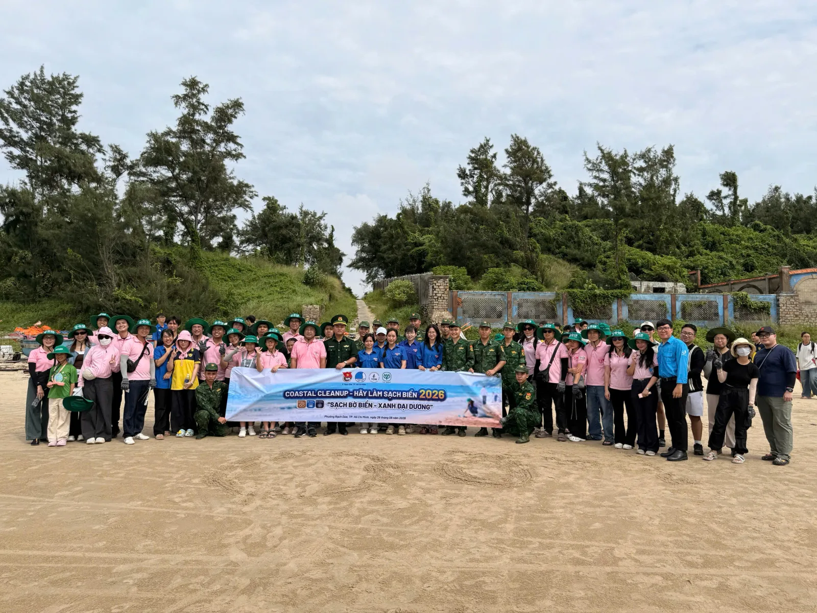 Ban tổ chức chiến dịch “Tôi yêu Tổ quốc” chụp ảnh cùng cán bộ, đoàn viên trong lễ phát động chiến dịch