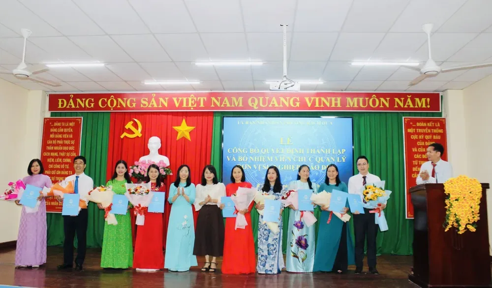 Phường Rạch Dừa công bố quyết định thành lập, bổ nhiệm cán bộ quản lý 17 cơ sở giáo dục công lập
