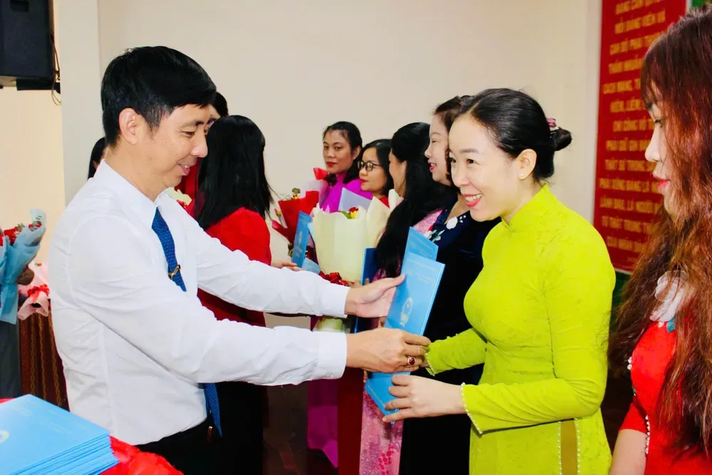 Chủ tịch UBND phường Trần Anh Tuấn trao quyết định bổ nhiệm cán bộ quản lý các cơ sở giáo dục.