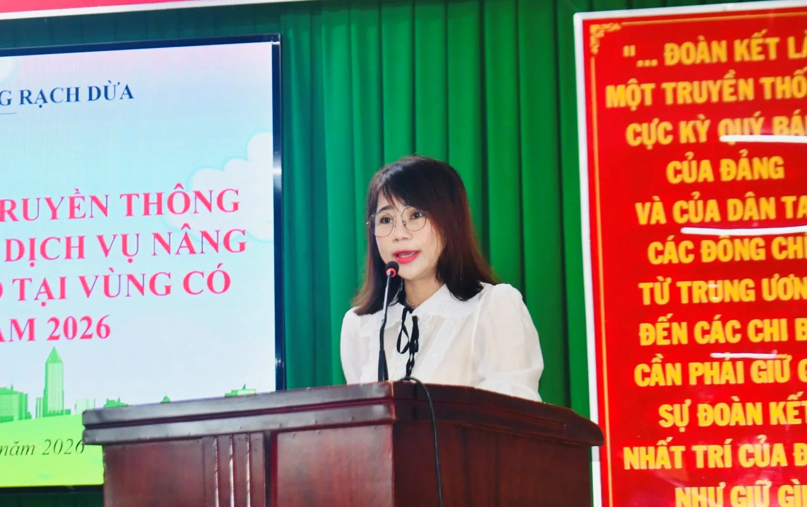 Bà Nguyễn Thị Mai Liên, Phó Trưởng phòng Văn hóa - Xã hội phường thông tin về tình hình dân số địa phương.
