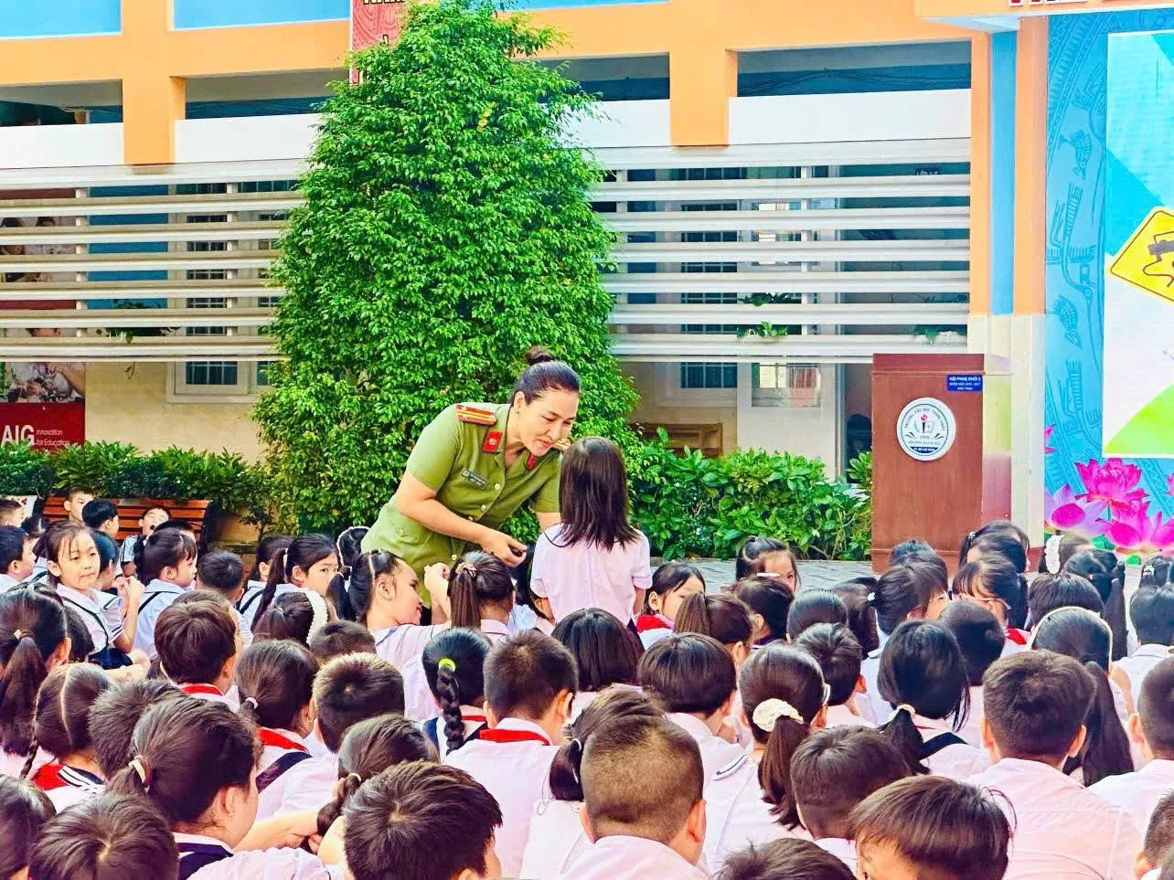 Báo cáo viên Công an phường mời học sinh trả lời câu hỏi tình huống