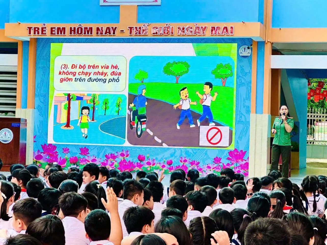 Học sinh được hướng dẫn đi bộ trên vỉa hè, không chạy nhảy, đùa giỡn trên đường phố