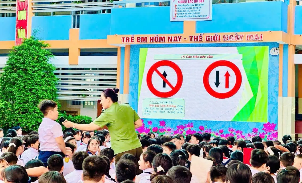 Học sinh lên sân khấu trả lời câu hỏi về biển báo giao thông