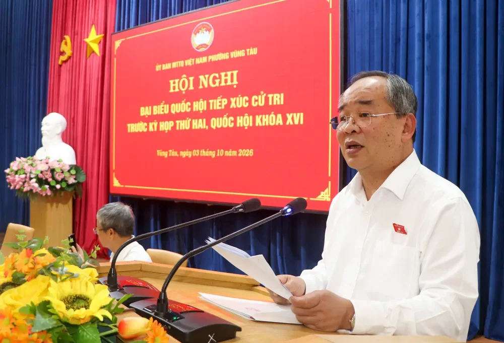 Đại biểu Lê Khánh Hải, Ủy viên Trung ương Đảng, Chủ nhiệm Văn phòng Chủ tịch nước phát biểu giải đáp và tiếp thu các kiến nghị của cử tri.