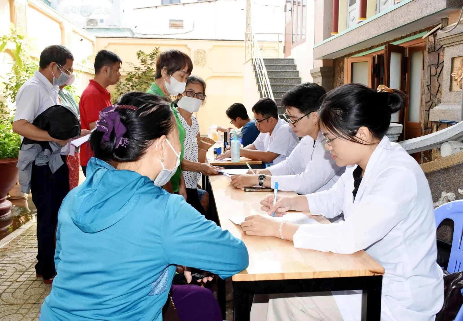 Đồng lòng chăm lo sức khỏe Nhân dân: 347 người dân khám sức khỏe miễn phí tại Giáo xứ Thủy Giang