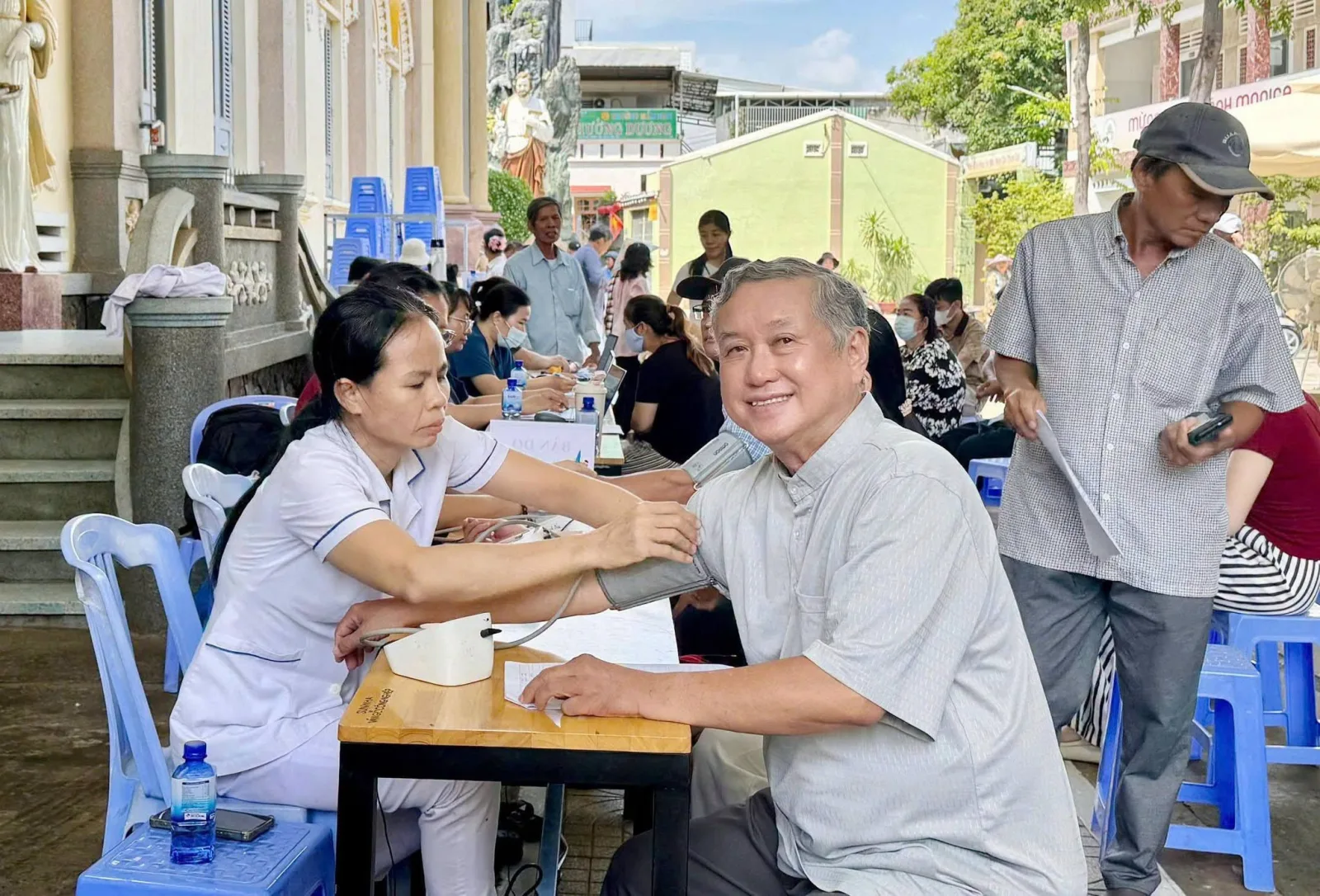 Người dân được đo huyết áp, kiểm tra sức khỏe tại điểm khám