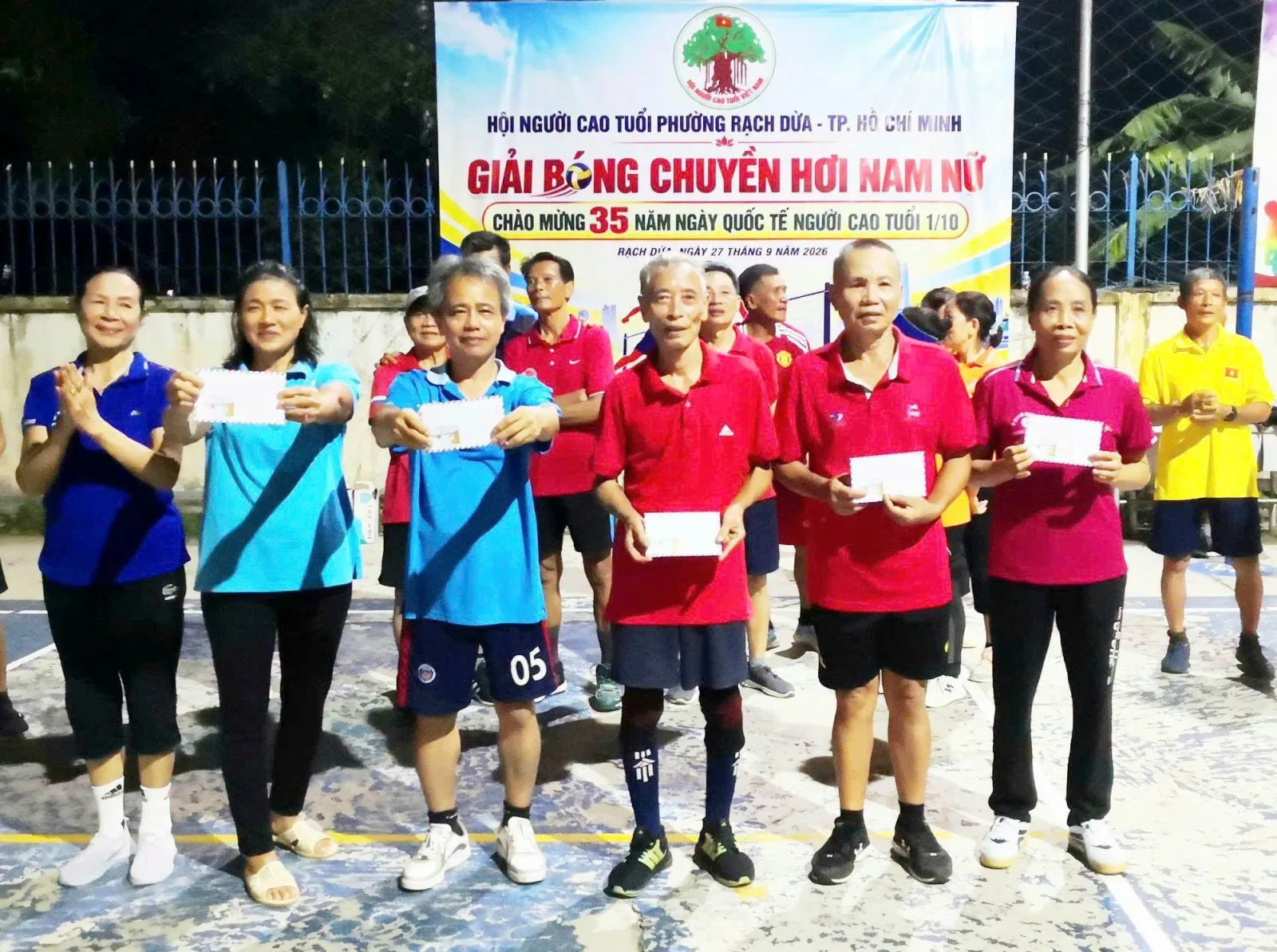Ban Tổ chức trao giải cho các đội đạt thành tích cao