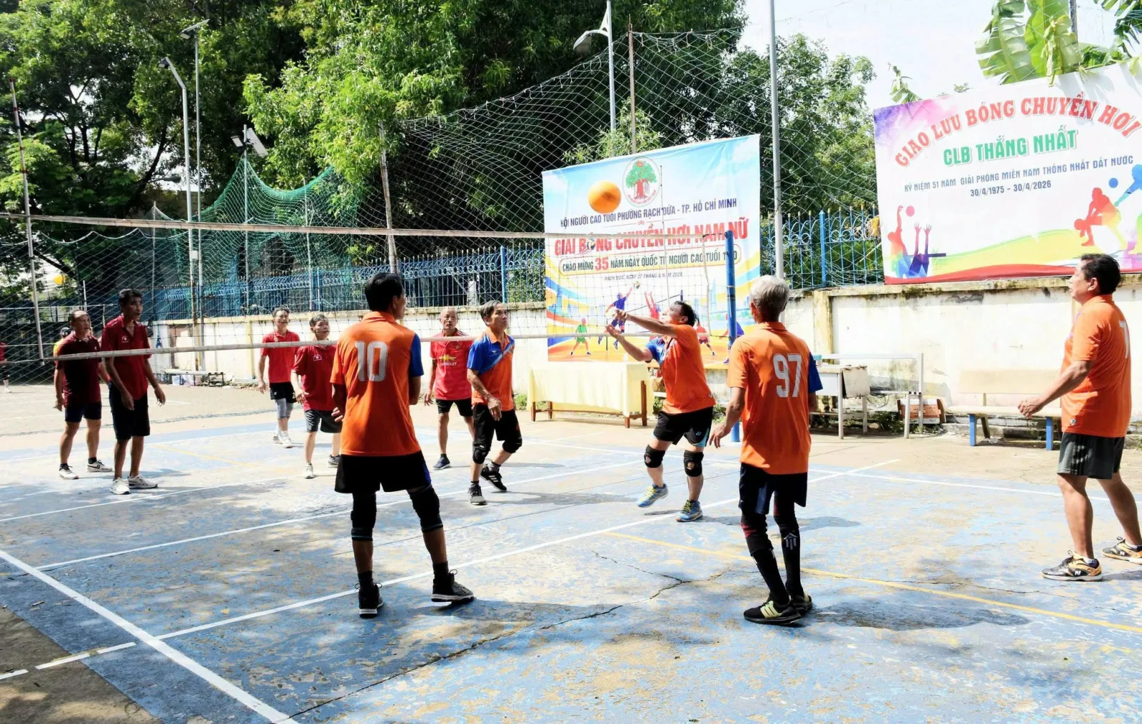 Một trận đấu trong khuôn khổ Giải bóng chuyền hơi người cao tuổi phường Rạch Dừa