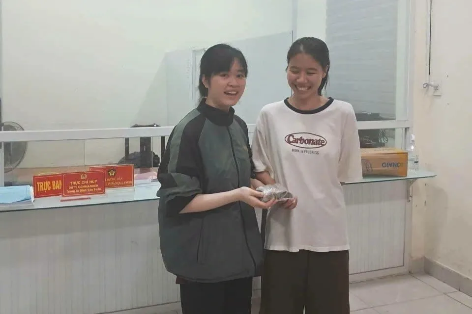 Hai cô gái ở TPHCM mang 65 triệu đồng đến công an nhờ tìm người đánh rơi