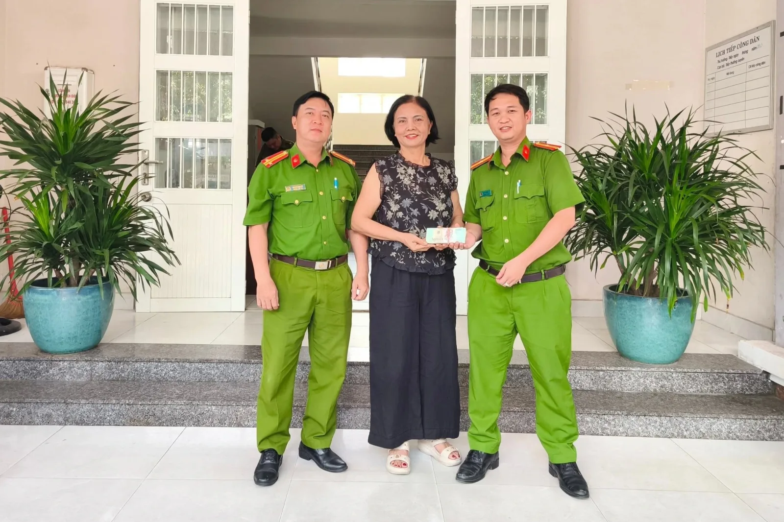 Công an trao trả số tiền cho bà Tươi