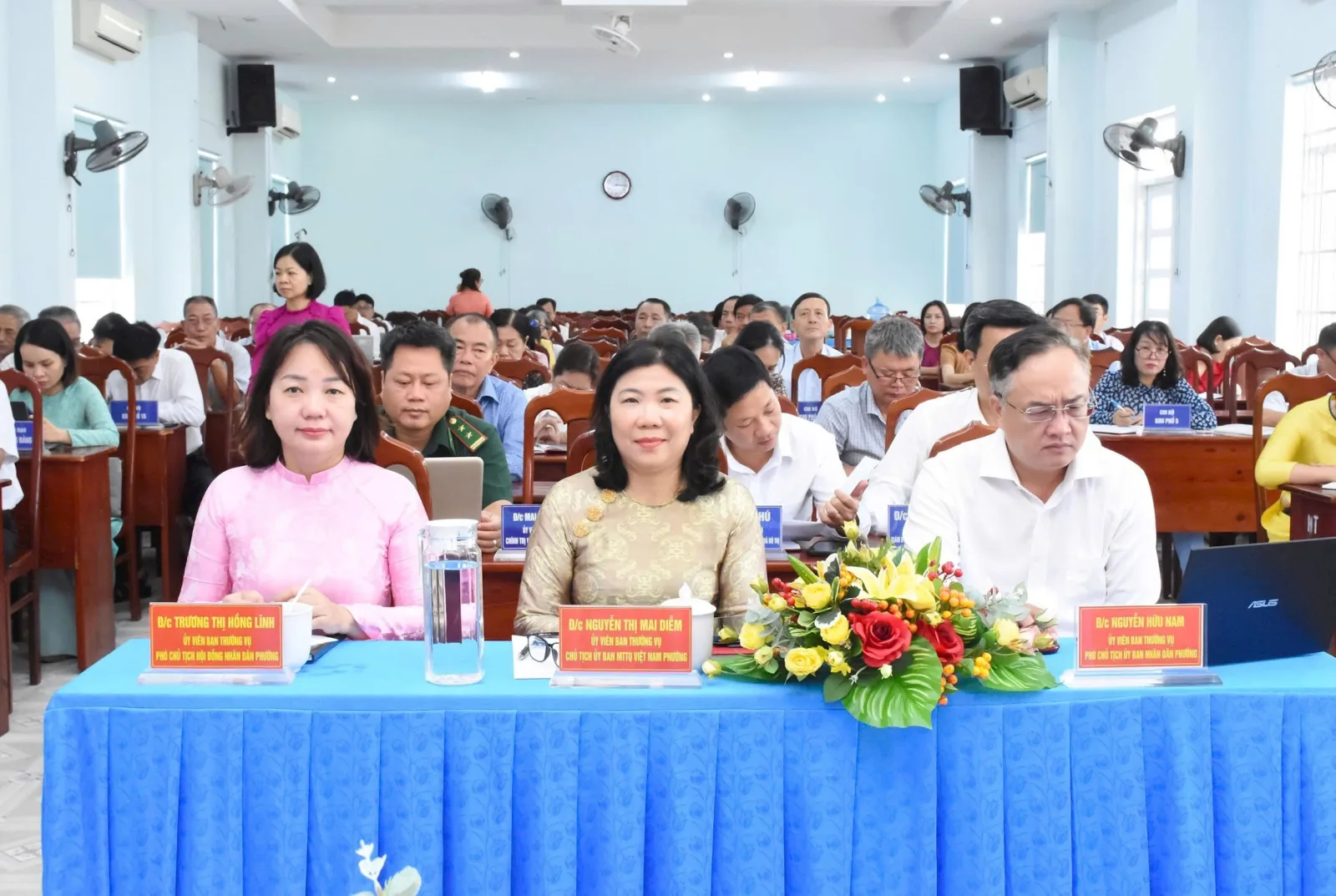 Các đại biểu tham dự hội nghị.