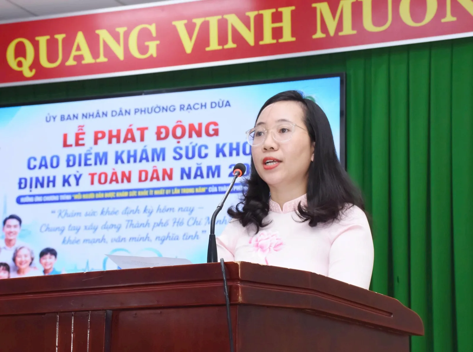 Bà Trần Thị Xuân, Phó Chủ tịch UBND phường phát biểu tại lễ phát động.