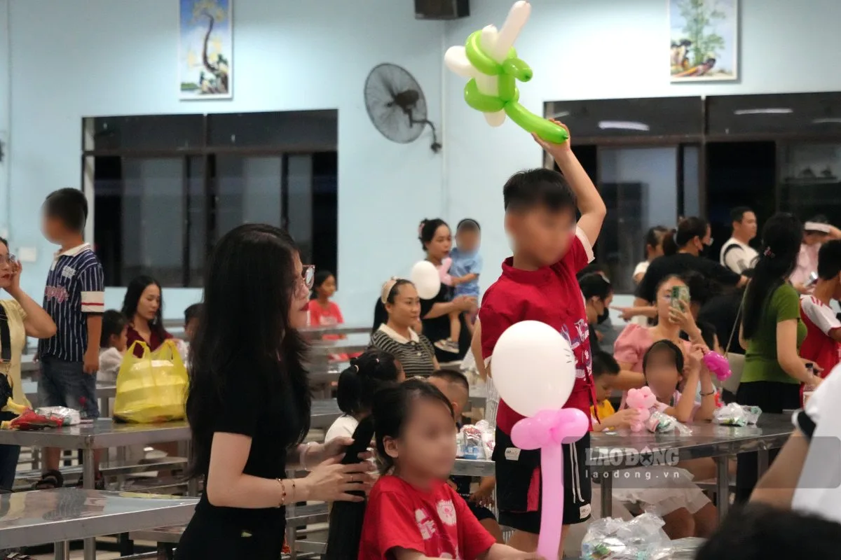 Các em thiếu nhi được nhận bong bóng tạo hình, bánh kẹo, hào hứng tham gia “Vui Tết Trung thu” tối 19.9.