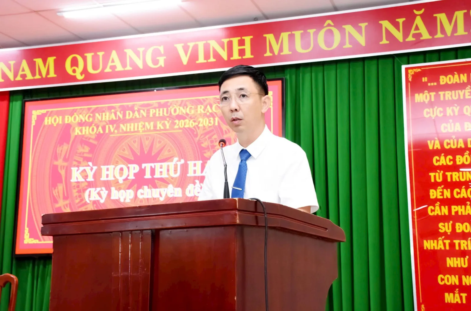 Chủ tịch UBND phường Trần Anh Tuấn trình bày Tờ trình giới thiệu nhân sự bầu Phó Chủ tịch UBND phường.
