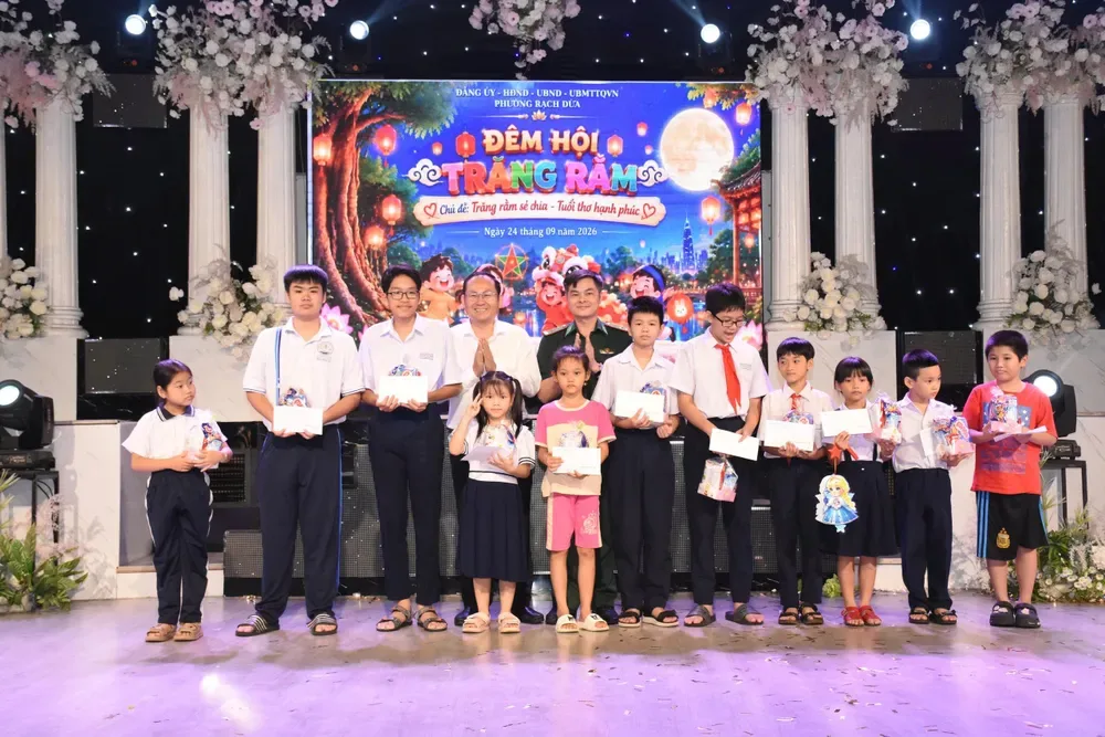 Lãnh đạo phường Rạch Dừa và Biên phòng Cảng Bà Rịa - Vũng Tàu trao quà cho các em thiếu nhi.
