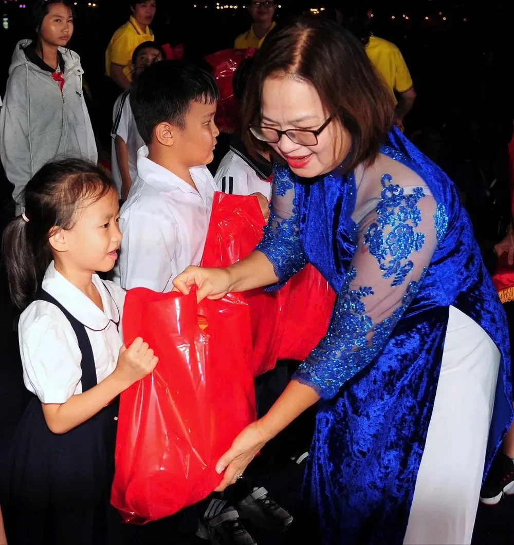 Lãnh đạo phường Vũng Tàu trao quà cho các em thiếu nhi nhân dịp Tết Trung thu.