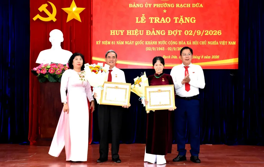 Nhiều phường, xã trao Huy hiệu Đảng đợt ngày 2-9 đến đảng viên