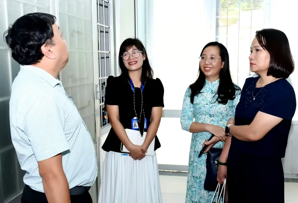 Lãnh đạo Bệnh viện Nguyễn Trãi khảo sát cơ sở vật chất tại Trạm Y tế phường Rạch Dừa.