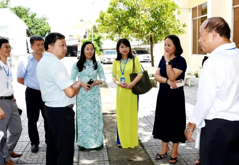 Bệnh viện Nguyễn Trãi trao đổi kế hoạch hỗ trợ với trạm y tế phường.