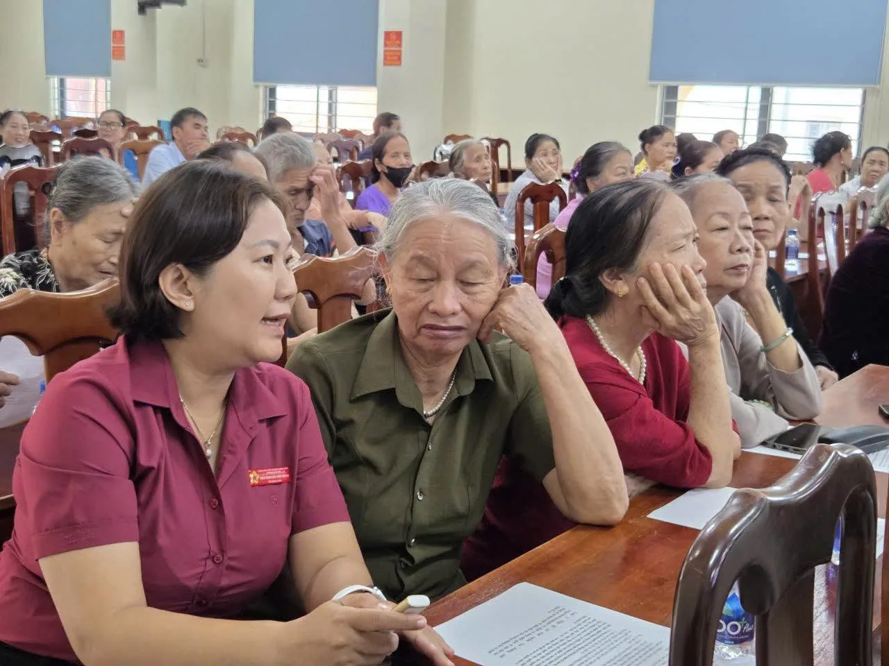 Cán bộ trực tiếp hướng dẫn, giải đáp thắc mắc cho người dân lớn tuổi