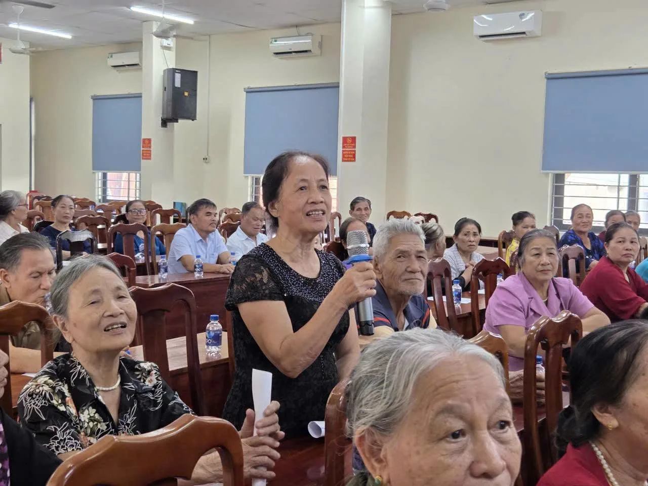 Người dân nêu ý kiến, thắc mắc tại hội nghị