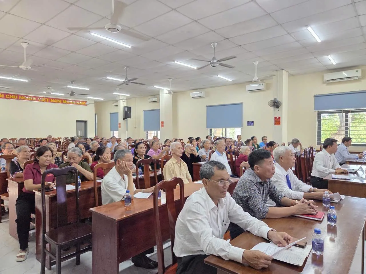 Đông đảo người dân tham dự hội nghị tại hội trường