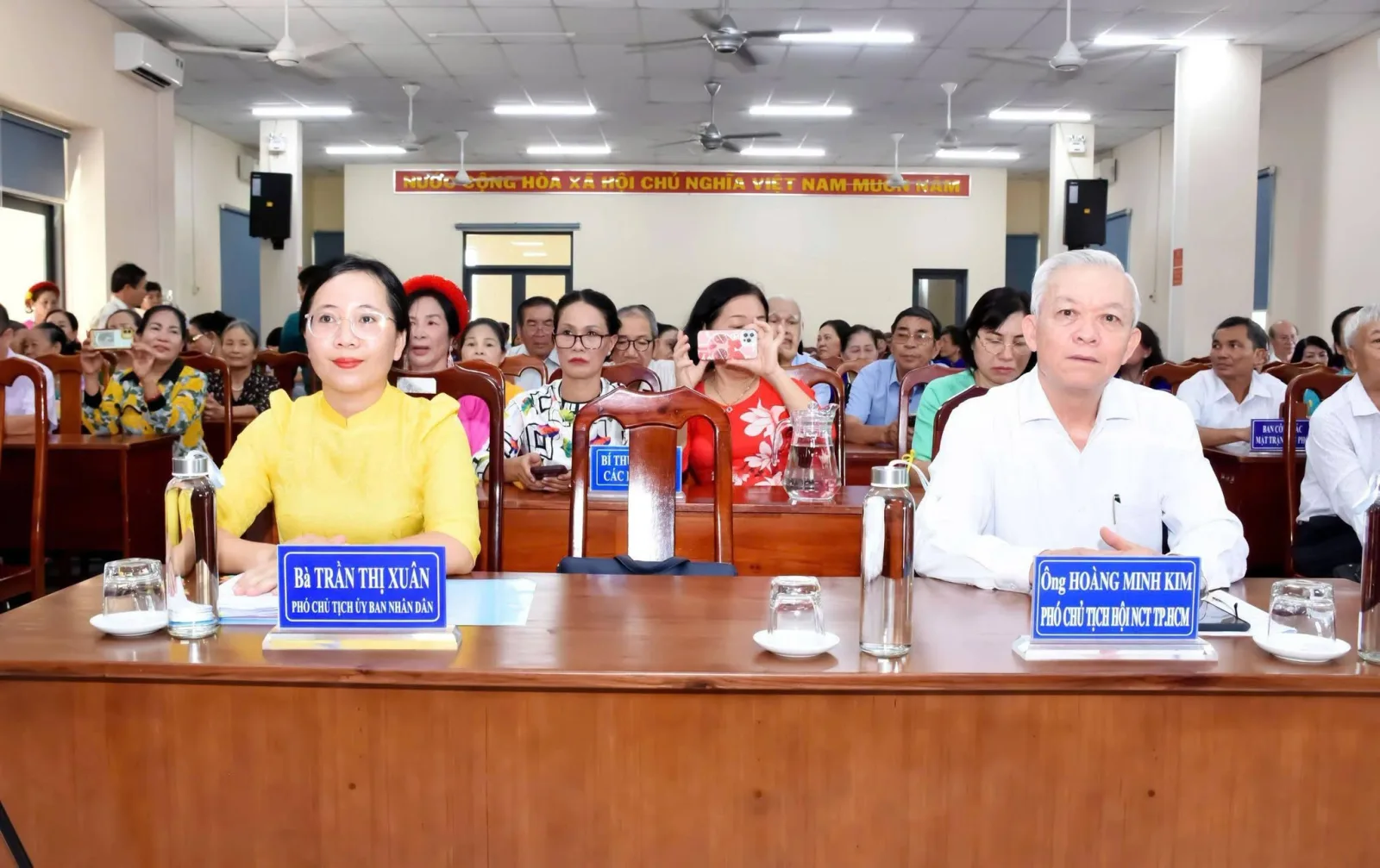 Bà Trần Thị Xuân và ông Hoàng Minh Kim cùng các đại biểu dự lễ phát động
