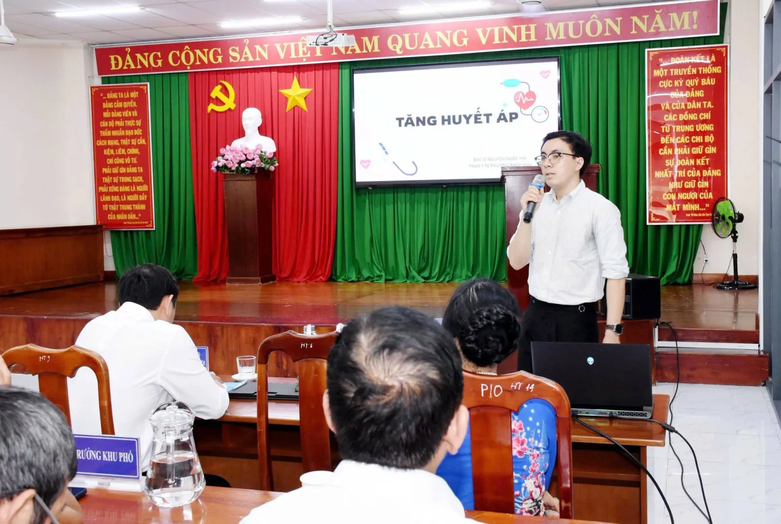 Cán bộ y tế tuyên truyền phòng ngừa bệnh tăng huyết áp cho người cao tuổi