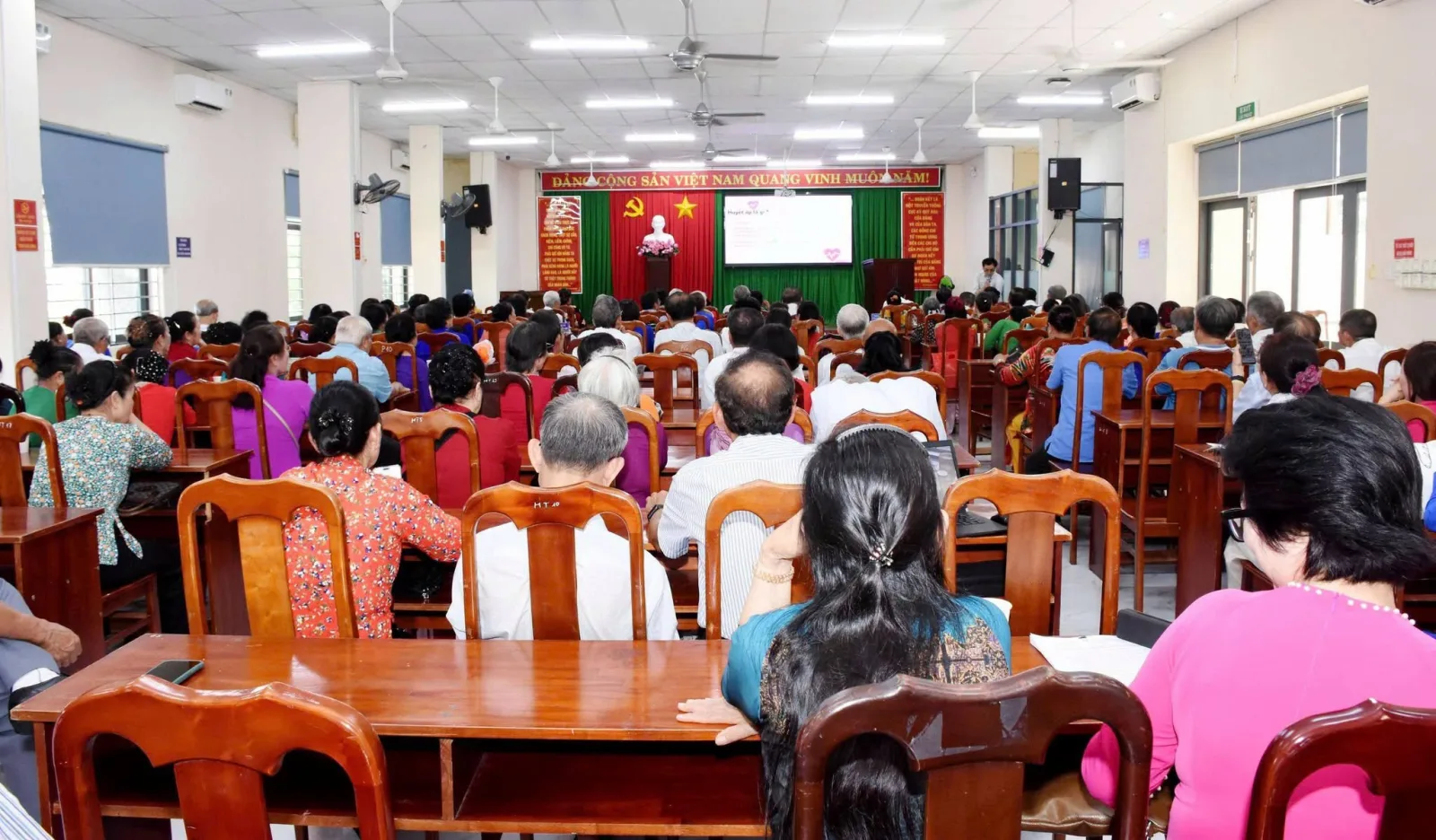 Đông đảo hội viên Hội Người cao tuổi phường tham dự lễ phát động