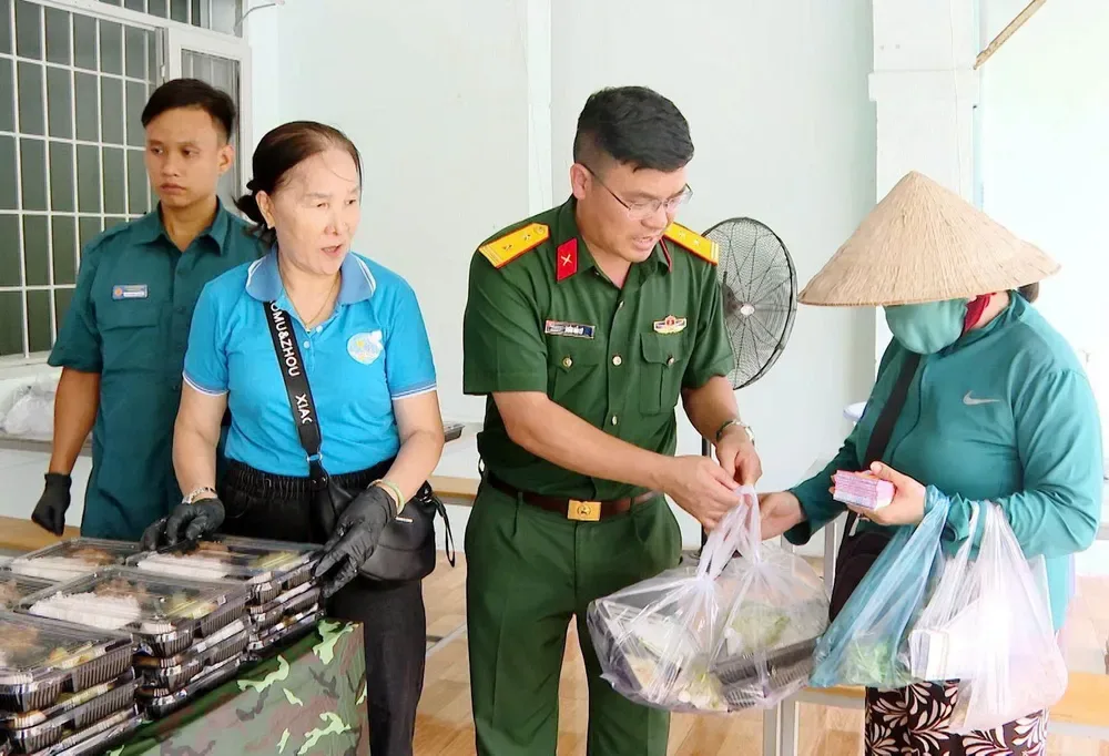 Những suất ăn 0 đồng của phường Rạch Dừa hỗ trợ những người dân có hoàn cảnh khó khăn.