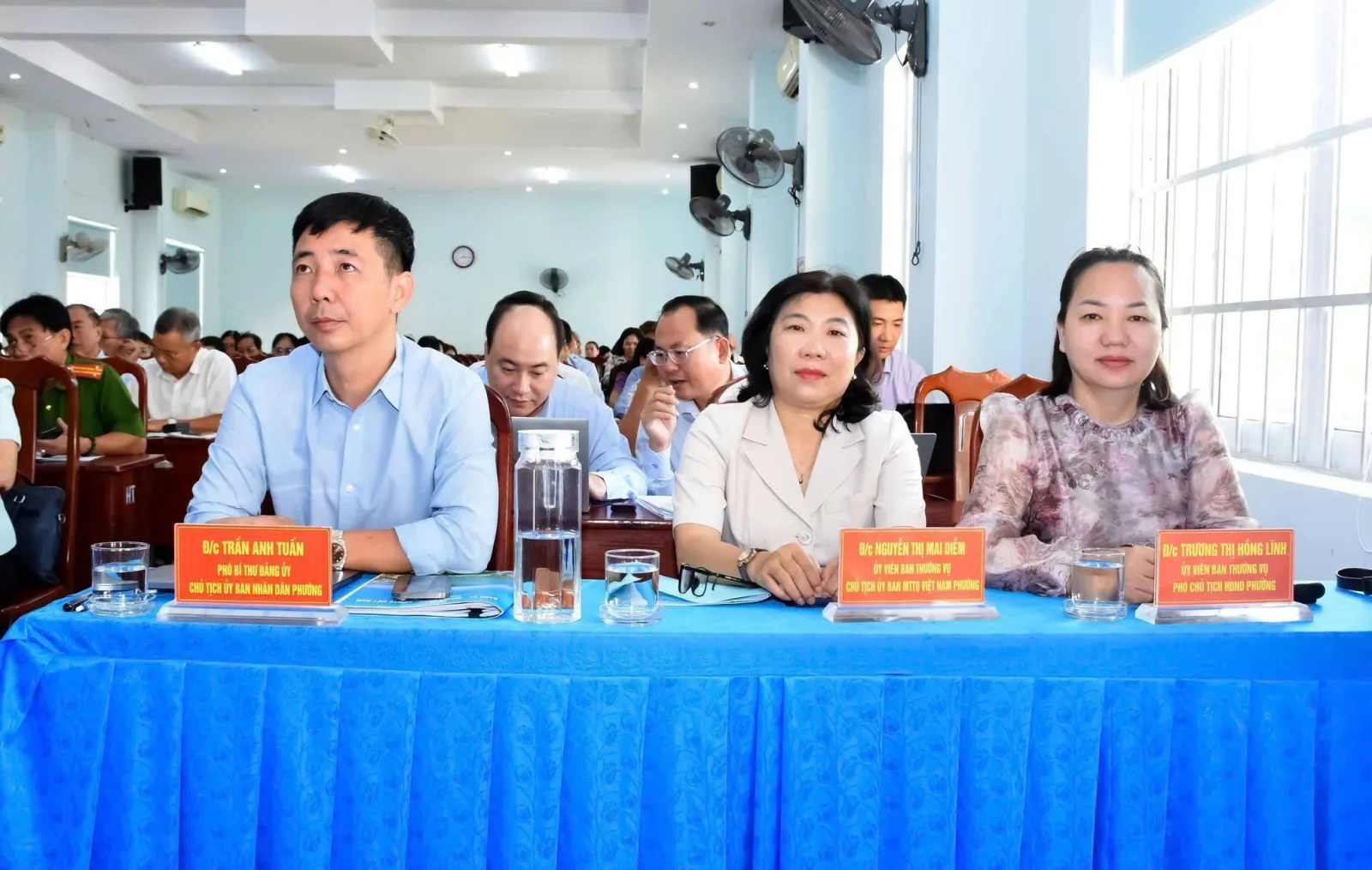 Các đồng chí lãnh đạo phường theo dõi hội nghị trực tuyến