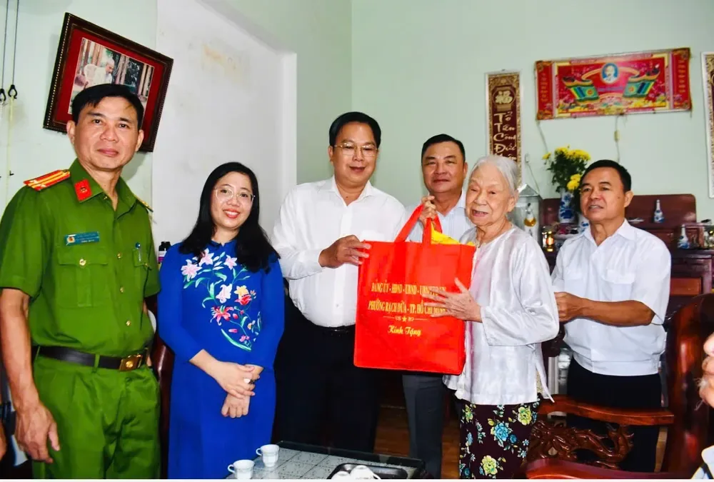 Phường Rạch Dừa thăm, tặng quà người có công
