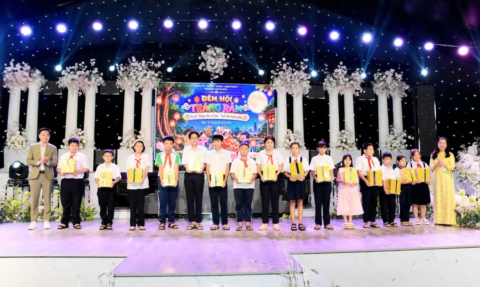Đại biểu trao quà Trung thu cho các em học sinh tại chương trình