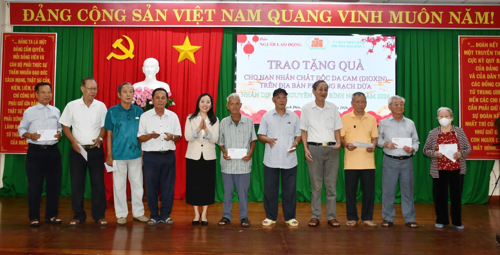 Bà Trần Thị Xuân, Phó Chủ tịch UBND phường Rạch Dừa đại diện trao quà.