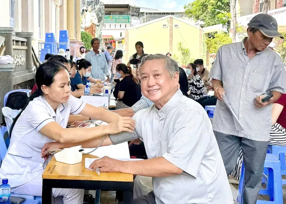 Triển khai khám sức khỏe định kỳ cho người dân phường Rạch Dừa.