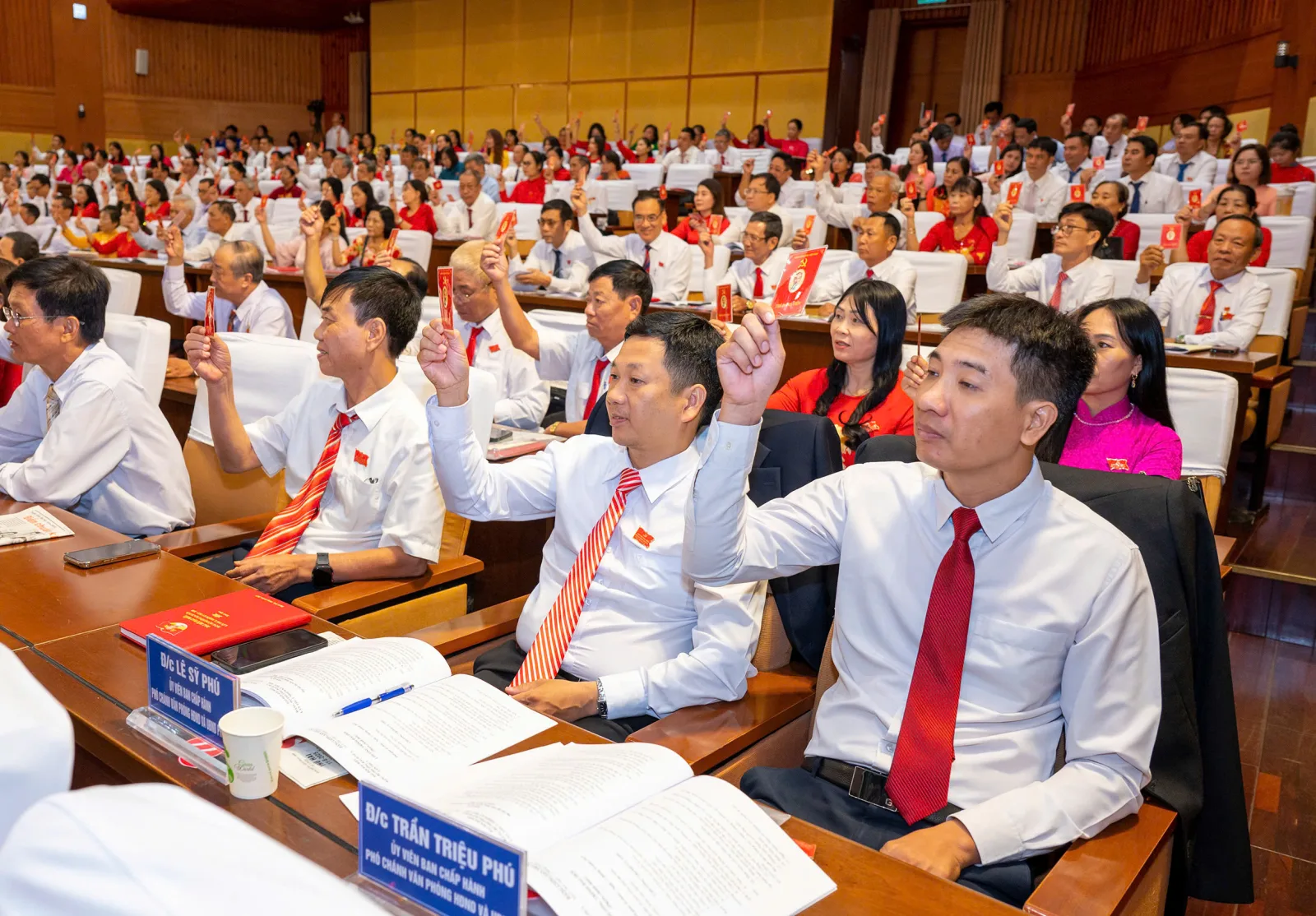 Các đại biểu biểu quyết thông qua nghị quyết Đại hội Đảng bộ phường Rạch Dừa, TP.HCM lần thứ I, nhiệm kỳ 2025-2030.
