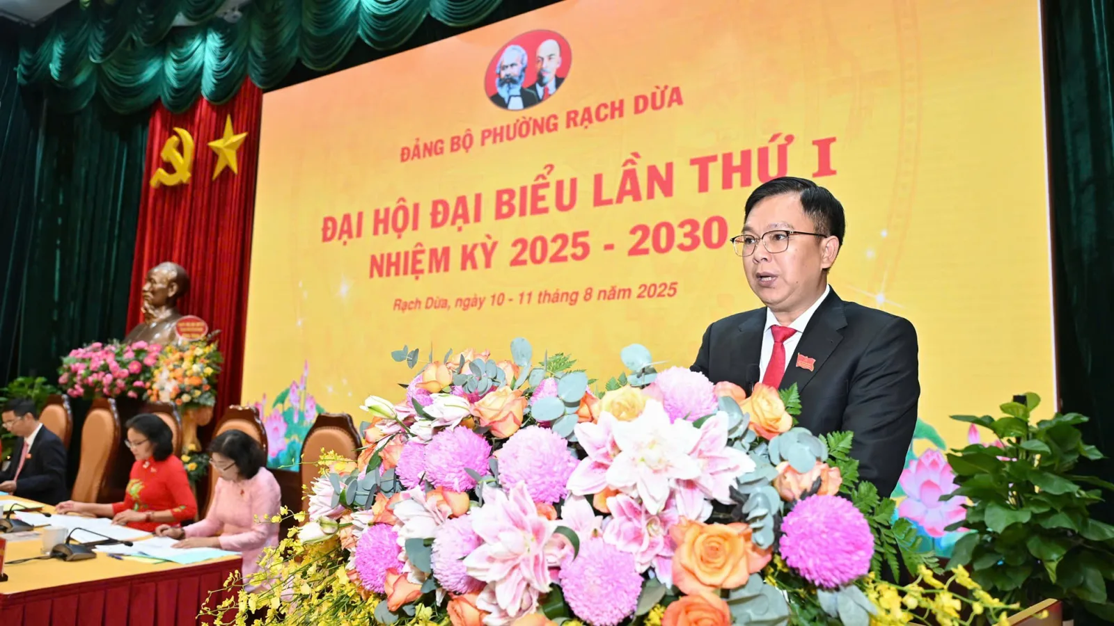 Ông Nguyễn Phúc Hoàng, Bí thư Đảng ủy phường Rạch Dừa phát biểu tại Đại hội Đảng bộ phường lần thứ I, nhiệm kỳ 2025-2030.