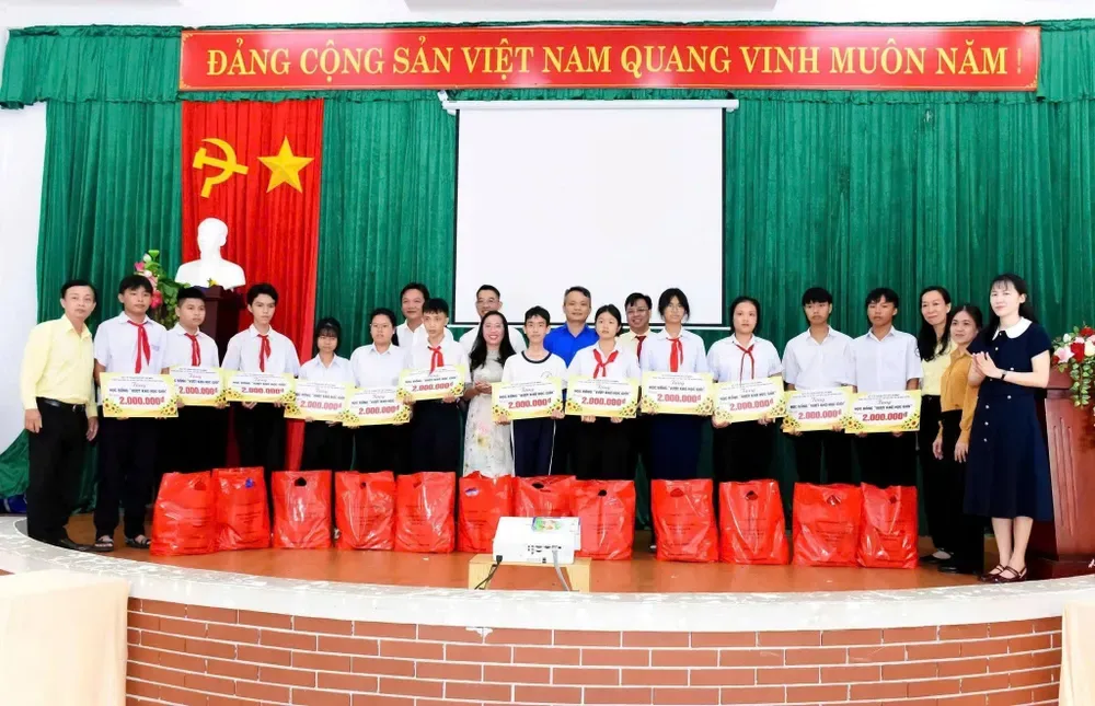 Trao học bổng cho các em có hoàn cảnh khó khăn đạt thành tích tốt trong học tập.