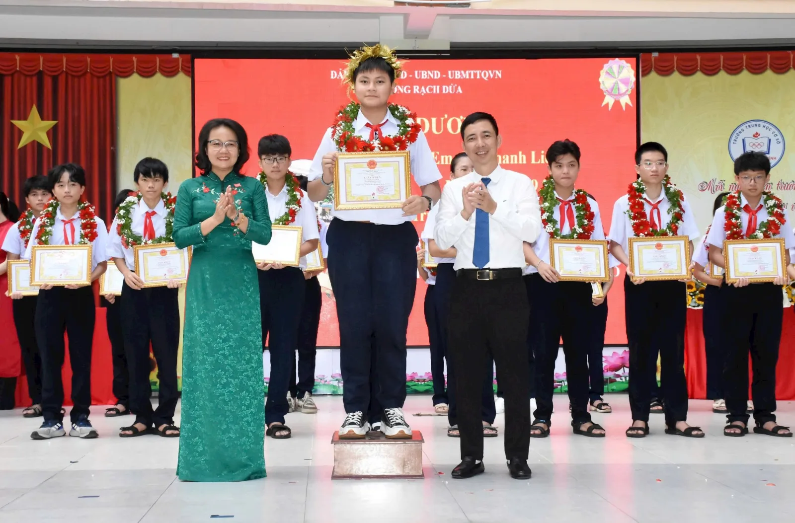 Lãnh đạo phường trao khen thưởng đến học sinh đạt giải.