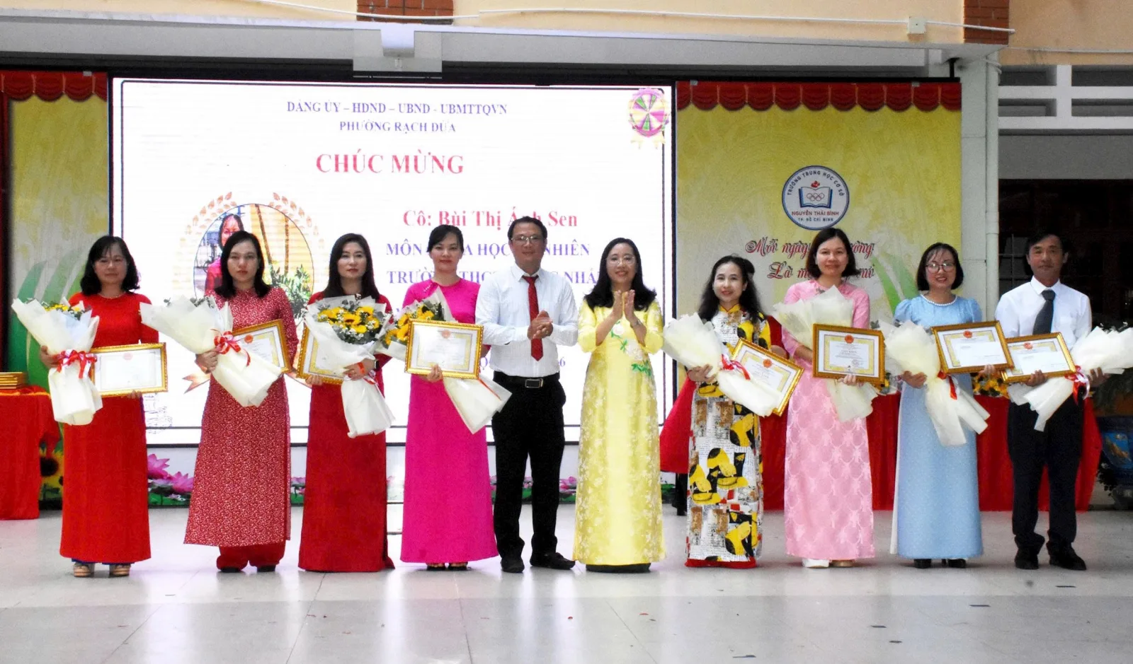 Trao khen thưởng đến giáo viên có thành tích trong kỳ thi học sinh giỏi.