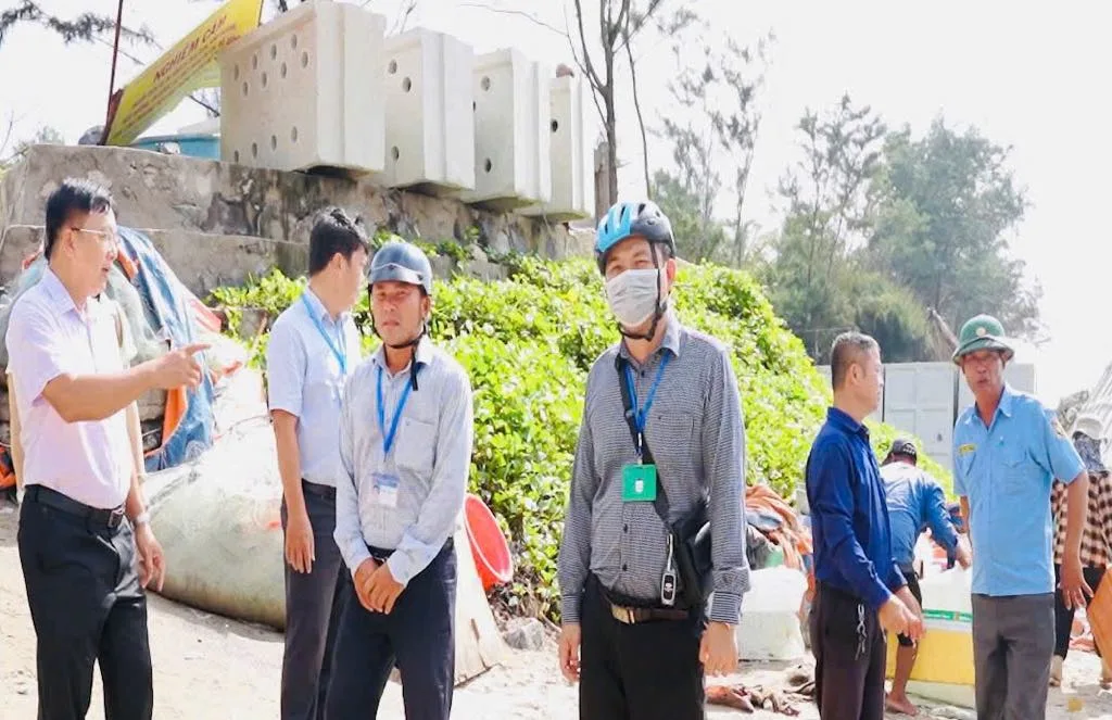 Bí thư Đảng ủy phường Rạch Dừa Nguyễn Phúc Hoàng (bìa trái) trực tiếp chỉ đạo xử lý chợ tự phát trên bãi biển Thủy Tiên, sáng 15-7.