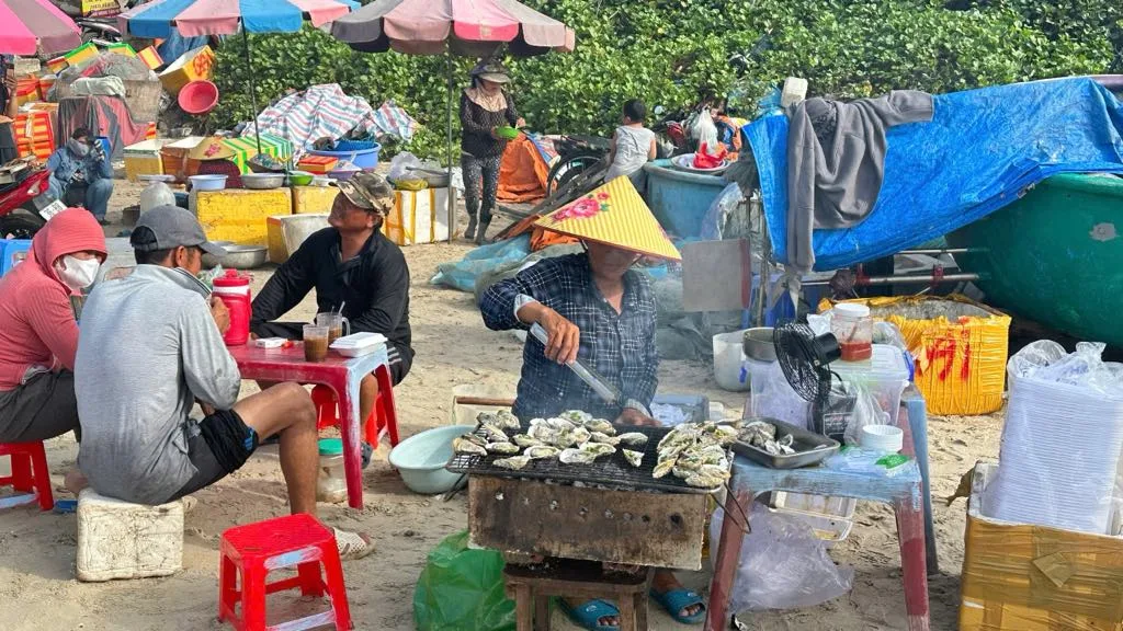 Người dân chế biến thức ăn phục vụ khách ngay trên bãi biển.